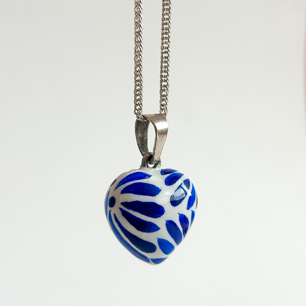 Dije de plata en forma de corazón y decorado de talavera