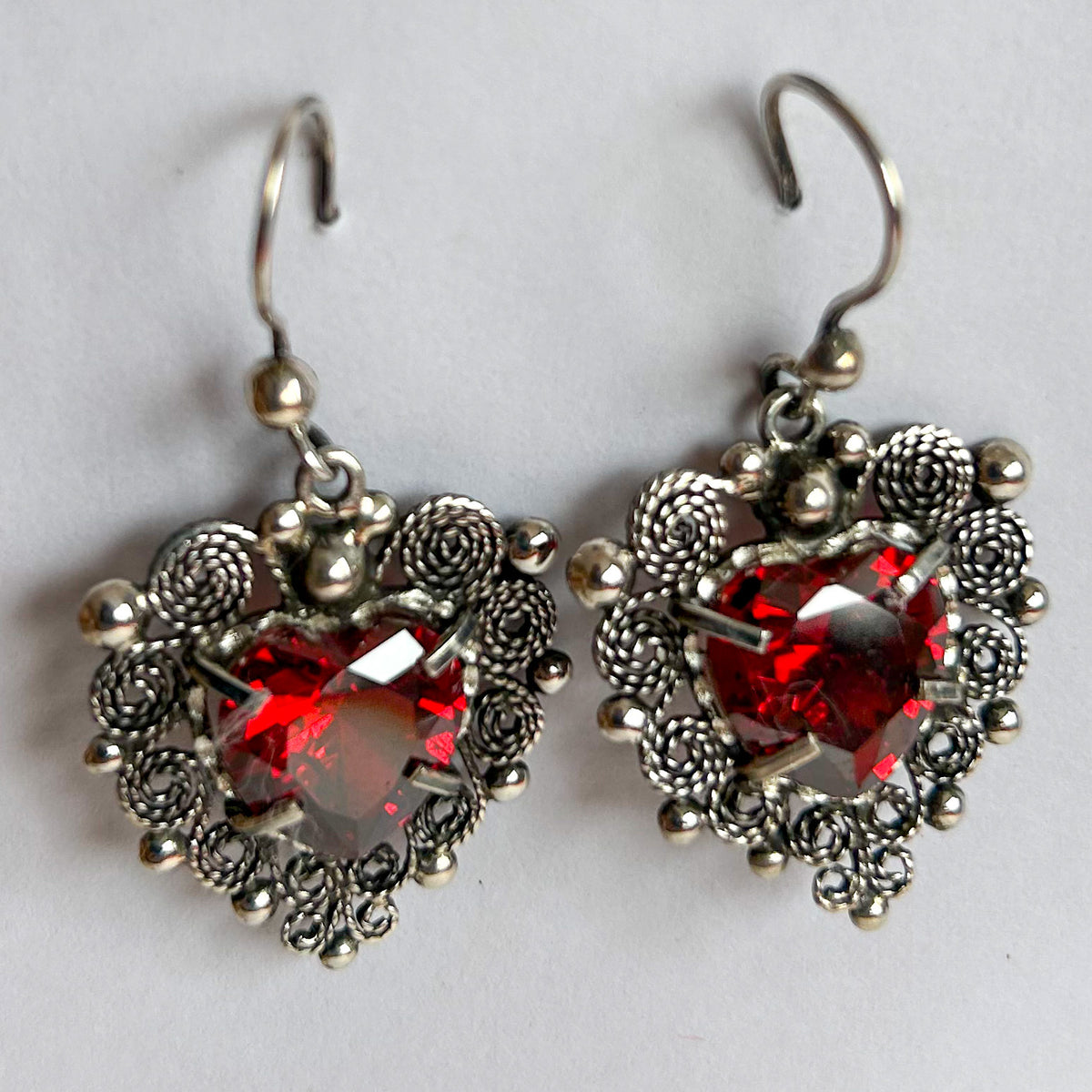 Aretes de filigrana con arillo de zirconia rojo