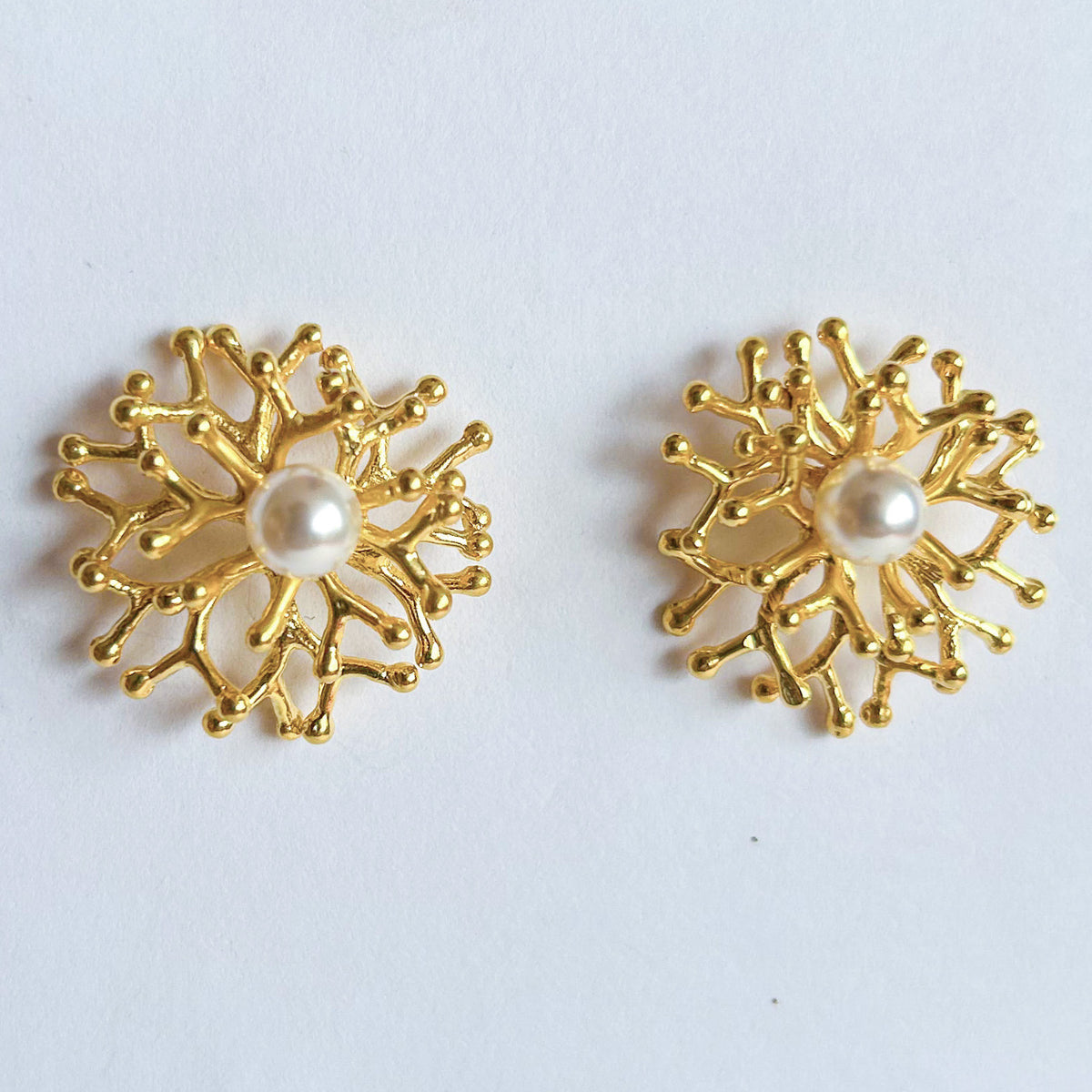 Aretes de coral dorado